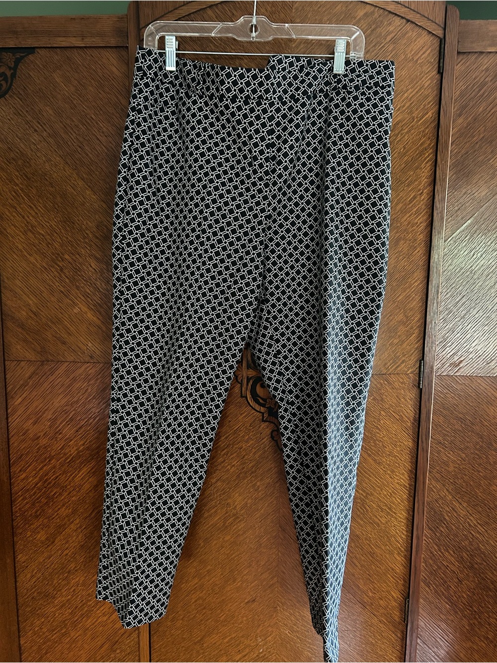 Woman’s new Claiborne lightweight pants